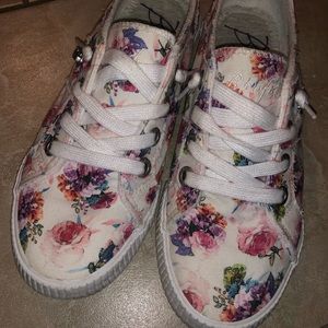 Adorable Blowfish brand floral no tie sneakers 7